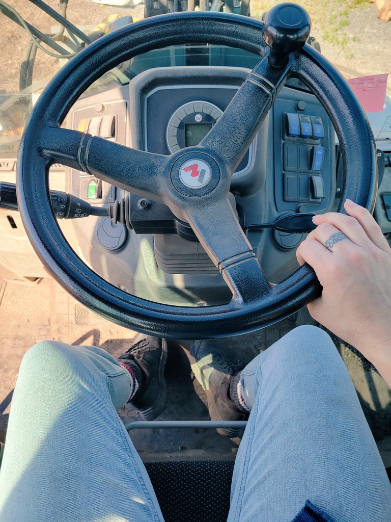 match1527's tweet photo. Beautiful day #tuesday #loader https://t.co/jR8ZQW7n48