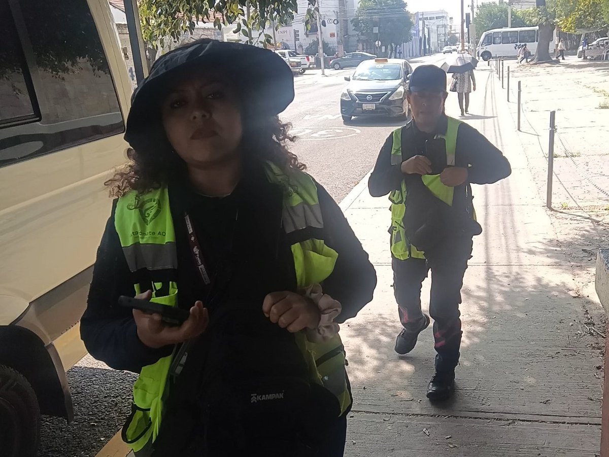 Hechizero_38's tweet photo. Oye @pepechedrauimx DIARIAMENTE franeleros en la 25 pte y la 13 sur apartan los cajones de estacionamiento y los supervisores de parquímetros no dicen nada...¿Con quién se pacto esto? https://t.co/FzOWYWD5vL