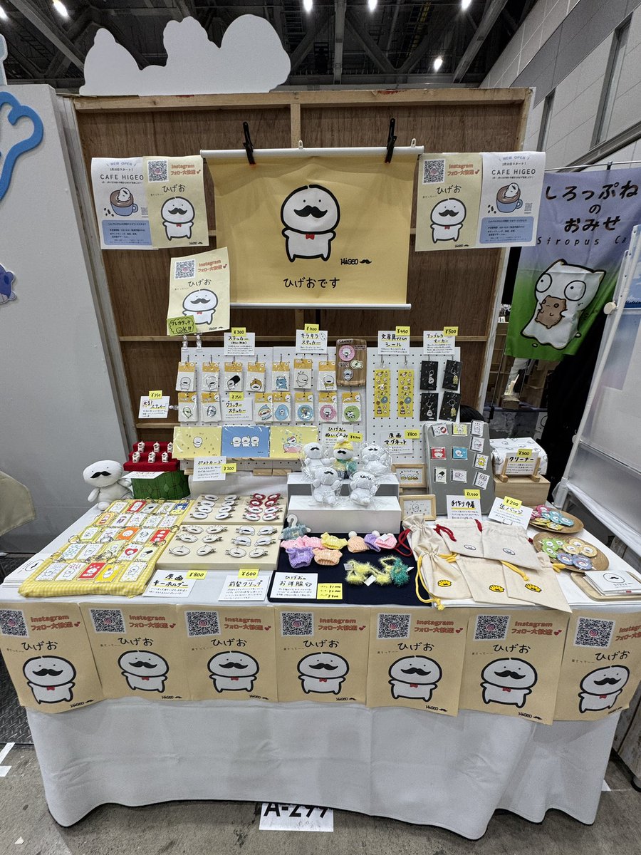higeodesu's tweet photo. ←初出展(2024年)     今回(4回目)→

初出展は壁をレンタルしていたけど、かなり良いお値段なので壁なしでブース作りができたらな、、！と思い今の形に。グッズ数や種類が増えた印象。その分ごちゃっと感はあるけど、少しでも成長できていたらいいなーー🫨 #私のデザフェスブース https://t.co/SpXWzcTG6F