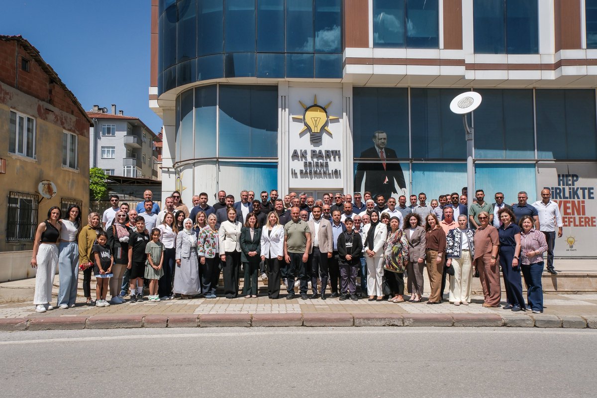 ibabelgin's tweet photo. 📍AK Parti Edirne İl Başkanlığı

Bayram, paylaştıkça ve bir arada oldukça güzel... 🥰

AK Parti Edirne Milletvekilimiz Sn. Fatma Aksal’ın katılımlarıyla, İl Başkanlığımızda, 7’den 70’e büyük AK Parti ailemiz ve kıymetli hemşehrilerimizle gönül gönüle verdik, Kurban Bayramı’nın neşesini ve bereketini paylaştık.

Mübarek Kurban Bayramı’nın şehrimize, ülkemize ve tüm İslam alemine sağlık, esenlik ve huzur getirmesini yürekten temenni ediyorum.

Kurban Bayramımız mübarek olsun. 🇹🇷