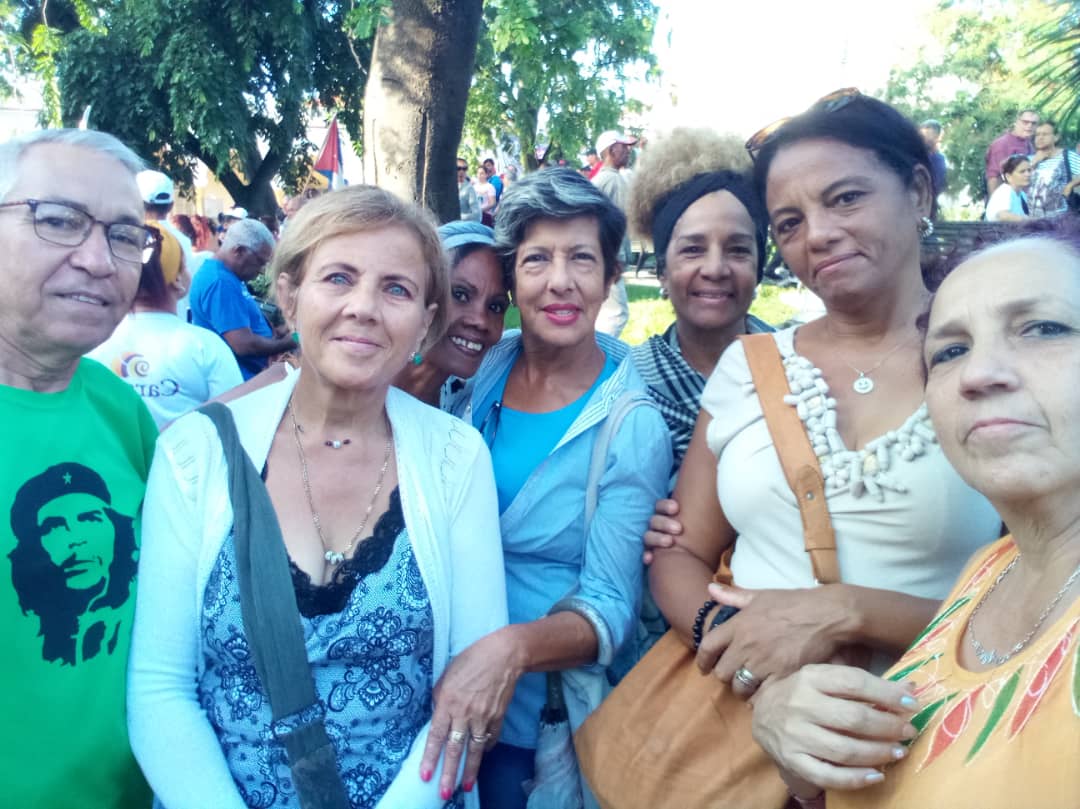 ClaraFcbc's tweet photo. Y ahí estuvimos en Tribuna antiimperialista, junto al pueblo santaclareño, apoyando a nuestro líder histórico Raúl Castro y la Revolución cubana porque #LaPatriaSeDefiende con #AuténticaDiferencia 
@DPCulturaVC 
@CubaEsCultura 
@CubaFCBC https://t.co/DWZ85TMnvT