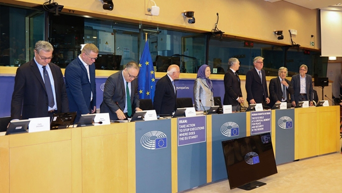 63Ariya's tweet photo. @rashidebrahim26 @Maryam_Rajavi_P @IranianSardare دقیقا همین طور است و به همین دلیل
کارزار بینالمللی برای توقف اعدام در ایران، ایدهای عالی از خانم #مریم_رجوی است
همه باید بپیوندند
#لغو_فوری_اعدام
#زندانیان_سیاسی
#StopExecutionsInIran #FreePoliticalPrisonersinIran https://t.co/8pLXNJpQkv