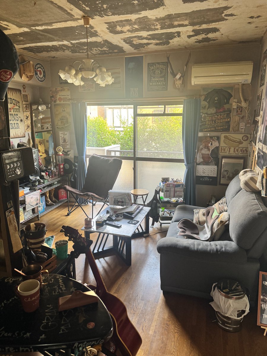 elizabethmiyaji's tweet photo. スコーレで頂いた熱に動かされて、そのままの足で久しぶりにエロさん宅に伺わせて頂きました。
エロさんは、7/22に発売される「みらいのうた」オリジナル・サウンドトラックに収録される新曲作りに挑んでいました。

ひと足さきに歌詞だけ読ませて頂いたのですが、「みらいのうた」の〝その先〟が描かれていて、震えました。
40年以上ぶりとなる新曲が生まれたのも、きっと映画館で生まれた熱─エネルギーを感じてのことだと思います。

映画はお客さんに対して一方的に観て頂く表現だと思われがちかもしれませんが、全くそうではないということを昨日今日を通して痛感しました。
エロさんと、吉井さんの新曲を聴けるのが、本当に楽しみです。

映画「みらいのうた」オリジナル・サウンドトラック
https://t.co/7kZyqC7Qqk