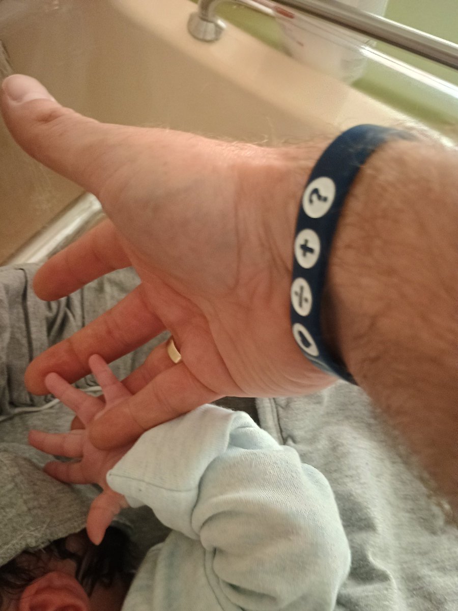 KMGora's tweet photo. Oto synowie są darem Pana,
a owoc łona nagrodą.
Jak strzały w ręku wojownika,
tak synowie za młodu zrodzeni.
Szczęśliwy mąż,
który napełnił
nimi swój kołczan.
Nie zawstydzi się, gdy będzie rozprawiał
z nieprzyjaciółmi w bramie.

Ps 127,3-5

Moja Żona zgarnęła nagrodę po raz 4! Do mojego kołczanu dołączyła dziś już 3 strzała. A przed Synami jest jeszcze Córka. Zaprawdę powiadam Wam, jestem szczęśliwym mężem.