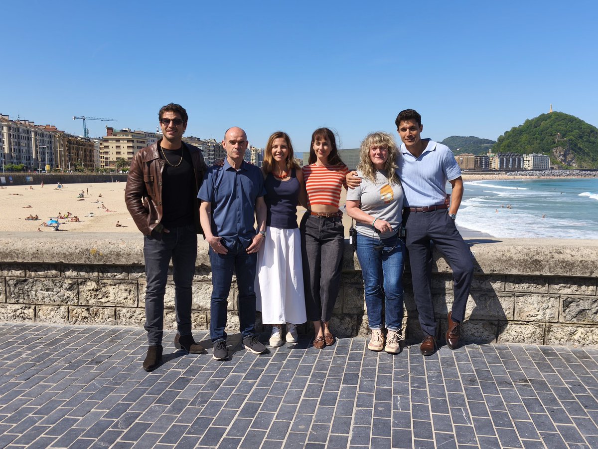 filmax's tweet photo. ☀️ Calurosa jornada, pero muy feliz en San Sebastián con la visita de la prensa al rodaje de #SiTeHeVistoNoMeAcuerdo. 

La directora Mar Olid y el trío protagonista Silvia Alonso, Álex González y Maxi Iglesias han atendido a los medios. 🎟️ ¡Próximamente estreno solo en cines! https://t.co/INEyUqRClV