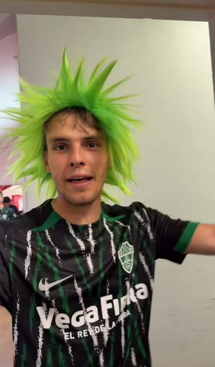 yaguista1923's tweet photo. en el vídeo de tiktok se ve a este tío entrar al vestuario cantando 'som som som de primera divisió' si me dices que este se va dejo de creer en el amor https://t.co/oaTWy1zCNR