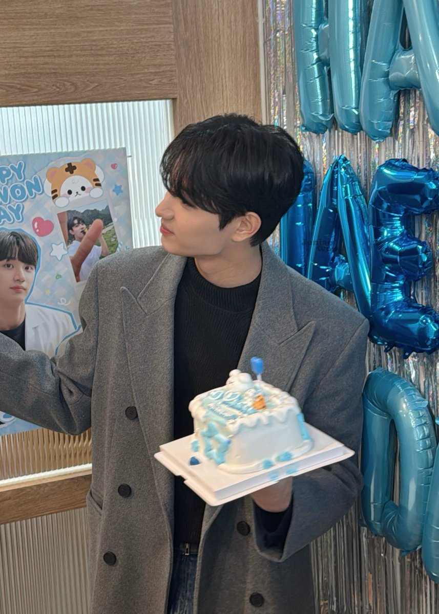 존재 tweet media