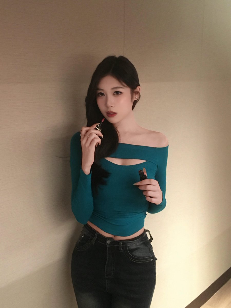 玲娜很白~ tweet media