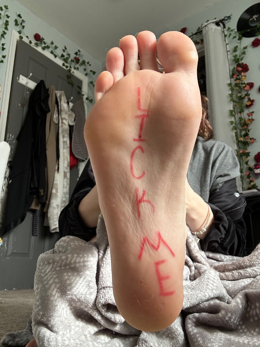 princess_life09's tweet photo. Lick me? #feetfetısh #feetfinder #feetlicker #footlicker #footfetısh #sellingcontent #buyingcontent https://t.co/FLxuPHRyXO