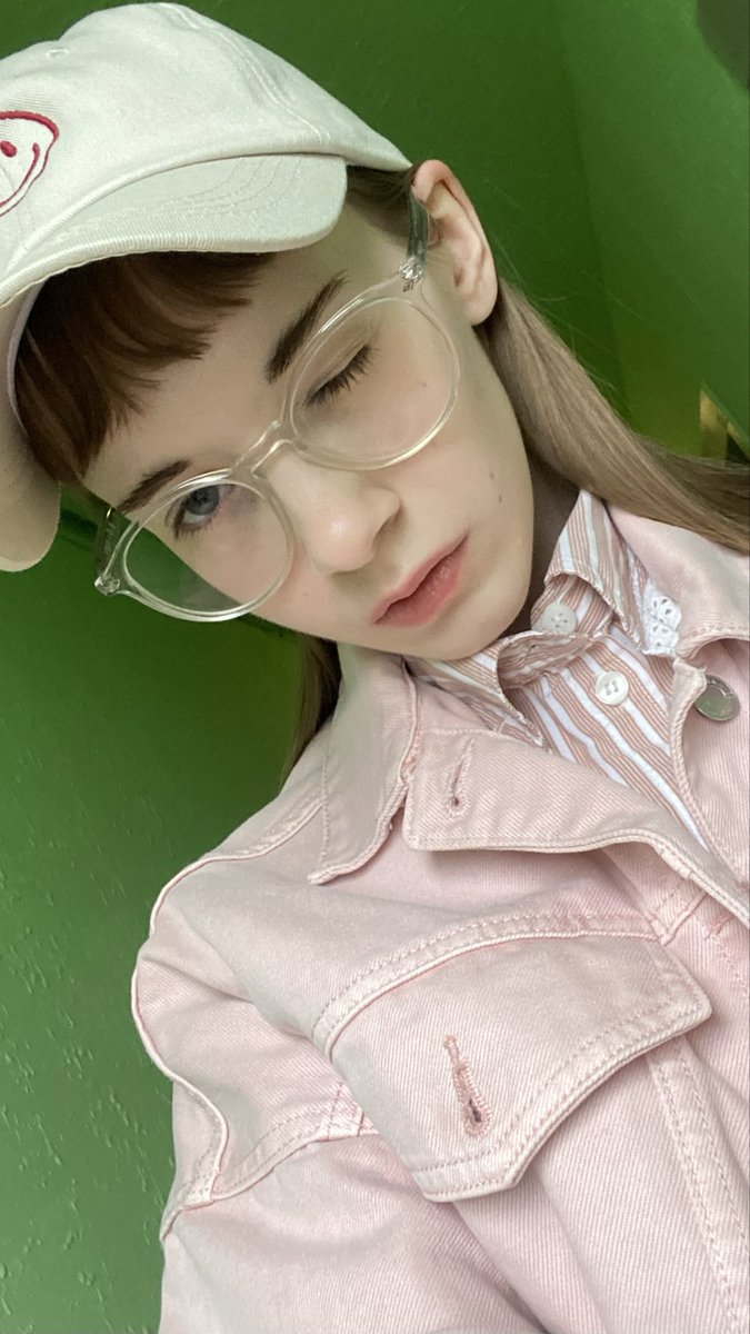 its_yula's tweet photo. I randomly discovered winking and now I can’t stop doing this on every photo possible 😭 https://t.co/SALfGvhDGw