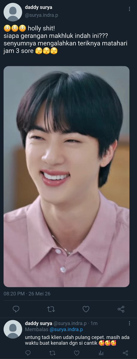 jiephamoon's tweet photo. Di suatu sore ....

🐹 ; *tertawa karna ngobrol sama teman lama* aku sudah lama gk pergi kesana, apakah enak?
🐊 ; hallo selamat sore
🐹 ; ya?
🐊 ; maaf mengganggu adik yg manis ini ngobrol, mau saya pesankan kopi lagi? cake?
🐹 ; tidak perlu, kita mau pamit, masih-
🐊 ; surya 😊 https://t.co/SvVxShDvVi