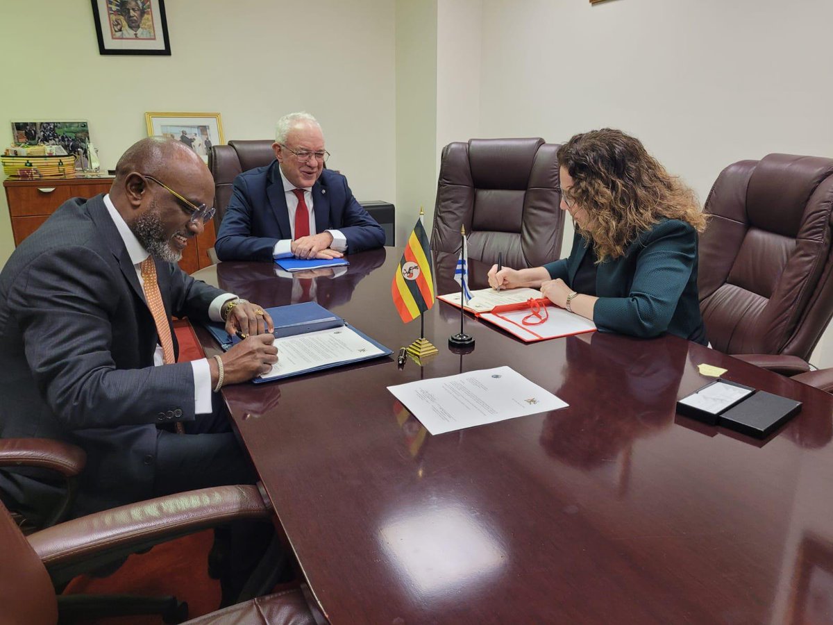 CancilleriaUy's tweet photo. 🇺🇾🤝🇺🇬 Uruguay y la República de Uganda establecieron relaciones diplomáticas mediante la firma de un comunicado conjunto entre sus representantes permanentes ante las Naciones Unidas. 

➕ℹ️ Más información en el siguiente enlace⤵️
https://t.co/3fXXpcDB7j

#Uruguay #Uganda #Diplomacia #RelacionesInternacionales