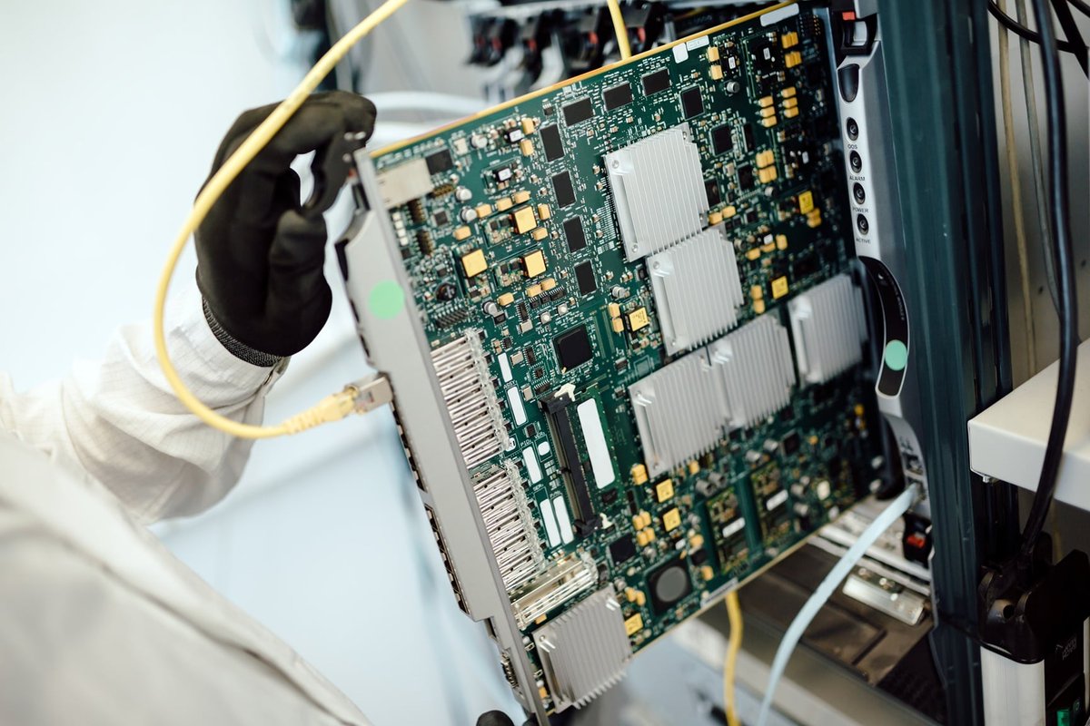 BenchElec's tweet photo. More compute at the edge. Smaller form factors. Tighter margins. If you’re still treating signal and power integrity as a late-stage check, you’re already behind. https://t.co/WZhLW0aCaF https://t.co/016QRdBYGi