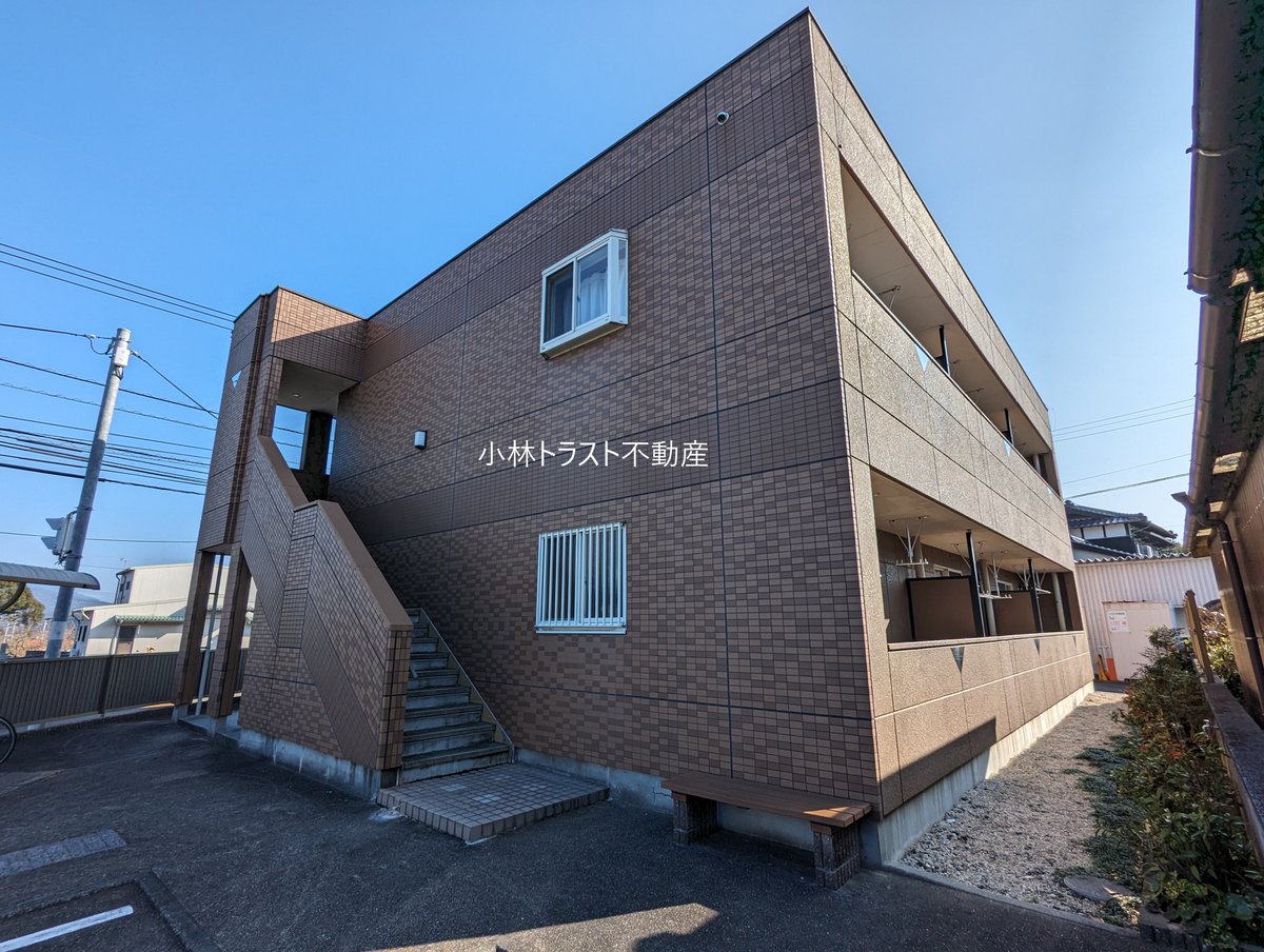 kobayashi_trust's tweet photo. 【衝撃】伊万里で「広さも設備も妥協したくない」と思っている方へ。 正直、今回のキャンペーンはちょっとバグってます😂
「一人暮らしでも広いリビングが欲しい」 「でも家賃は絶対抑えたい…」 そんなワガママを叶えるどころか、お財布に優しすぎる物件のご紹介です。 今回のイチオシ：『ピュアフォースせいら』

💸 1. 驚愕の「6ヶ月家賃50％減額キャンペーン」
なんと最初の半年間、家賃が半額になります！！ 元々の家賃4万円でもコスパが良いのに、そこから更にダウン。浮いたお金で憧れの家具や家電を揃えたり、美味しいものを食べに行けちゃいますね✨

🍳 2. 憧れの「カウンターキッチン付き1LDK」
LDK10帖＋洋室4.1帖で、寝食をしっかり分けられる理想の間取り！ リビングには人気のカウンターキッチン搭載で、テレビを見ながらお料理できちゃいます。二人入居もOKなゆとりサイズなので、同棲スタートにもピッタリです👫

🛡️ 3. 充実設備＆安心の24時間管理
浴室乾燥機、追焚機能、独立洗面台など、毎日の生活の質を上げる設備が全部乗せ。 さらに、かさばらない「カードキー」採用＆24時間管理導入で、管理面も抜かりなし！初めての一人暮らしでも安心です👮‍♂️

🏠 物件の推しポイントまとめ

所在地：伊万里市大川内町丙
交通：上伊万里駅 徒歩15分
間取り：1LDK（洋 4.1 LDK 10）

家賃：4万円（管理費等 4,500円）※ここから半年間家賃半額！
これだけの好条件に特大キャンペーンまで付いていると、正直いつ募集が打ち切られてもおかしくありません🌪️
「実際、初期費用はいくらになる？」「まずは中を見てみたい！」と思ったら、迷わずDMまたは公式HPへ！✉️💨 「Xで家賃半額の伊万里の物件見た」と伝えていただければ、小林トラスト不動産のプロが爆速でご対応します🤝✨

#伊万里 #伊万里賃貸 #一人暮らし #お部屋探し #カウンターキッチン #家賃半額 #コスパ最強 #佐賀移住 #1LDK #神物件

https://t.co/vf2VSFqWCm