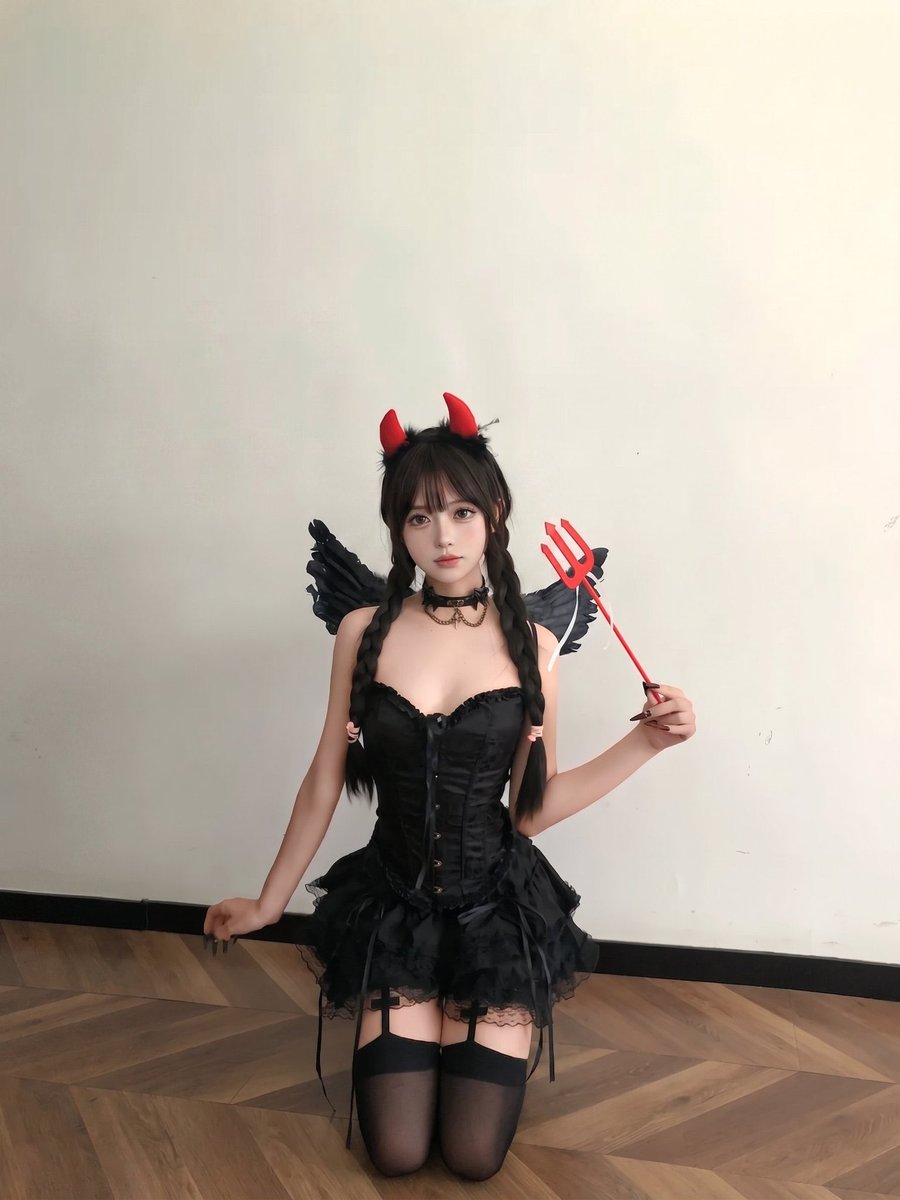 Benzsuper2's tweet photo. 🇦🇺听说现在的男生都喜欢“天使脸蛋，恶魔身材”，那像我这种只有一双黑丝逆天长腿的，算什么？ #澳大利亚 #反差 #留学 https://t.co/Uax9b0kPfx