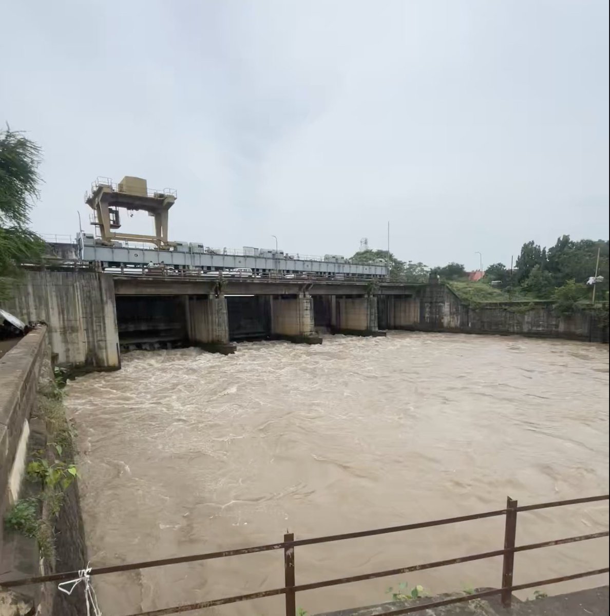 ManikantaChavv7's tweet photo. Godavari pollution is personal to me. 
I spent my summers at my grandma’s home near Dowleswaram, playing in the river at the ghats and barrage. Months later, I saw news coverage saying that same water was unfit to bathe in. 

That pain is one reason I build @saafwater.  
Sri @PawanKalyan garu is asking the right question: not just whether Godavari is polluted, but where it enters, when it peaks, and how to stop it.  

At @saafwater, we monitor ~710M litres/day across live water networks in Goa.  

Godavari needs live evidence across ghats, drains, canals, STP outlets and discharge points — so officials can see source points, peak timings and post-action improvements, than just delayed reports.

If Sri @PawanKalyan garu’s office or @kanduladurgesh garu’s office is exploring technology-led monitoring and action for Godavari, we’d be glad to present what a live monitoring layer could look like.

@Tourism_AP @APDeputyCMO 

#Godavari #AndhraPradesh