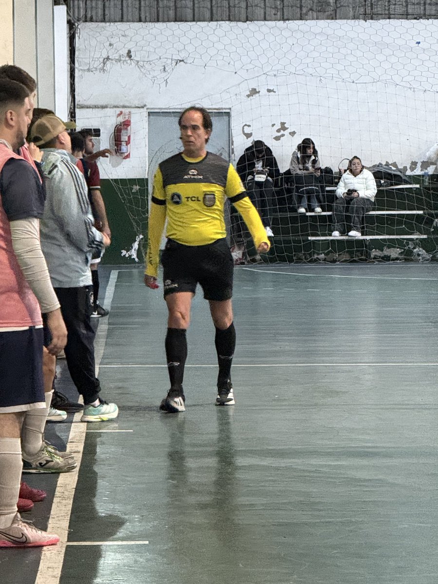 Porquettargasce's tweet photo. "Julio Barraza"

Porque tras su retiro como árbitro profesional se lo vio dirigiendo un partido de fútbol 5.

📷 @GuidoBenaghi https://t.co/jJnQRG9V7I
