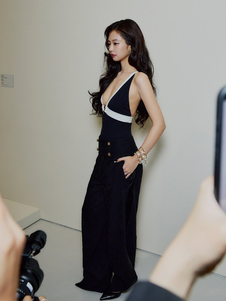DC 제니 갤러리 tweet media