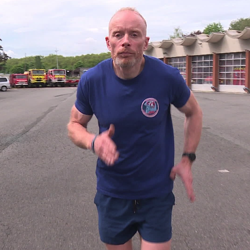 LMPositif's tweet photo. 🇫🇷 Sébastien, sapeur-pompier dans l’Aisne et atteint de la maladie de Parkinson, va courir 800 kilomètres. L’objectif : mettre en lumière la maladie et freiner sa progression en promouvant l’activité physique. Un défi qu’il réalise au profit de l’association Sapeur Parkinson, qu’il a créée pour récolter des fonds pour la recherche.👏🚒 ( France 3 Haut-de-France)

📸 Remi Viveno