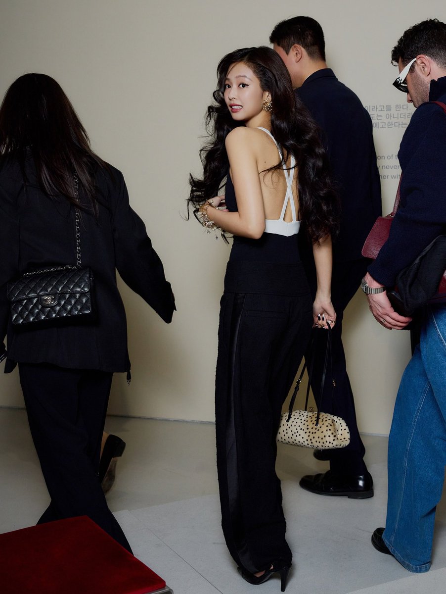 DC 제니 갤러리 tweet media