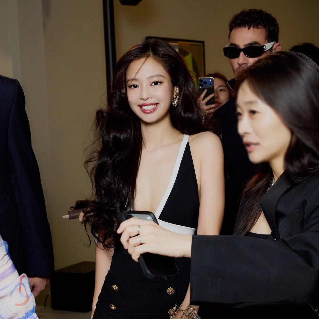 NEWSJENNlE's tweet photo. 📸 260526 #JENNIE attends the CHANEL Métiers d’art 2026 show (via jaylim1)

JENNIE CHANEL IN SEOUL
#CHANELMetiersDArt
#JENNIE #CHANEL https://t.co/TQgIGRgVLq