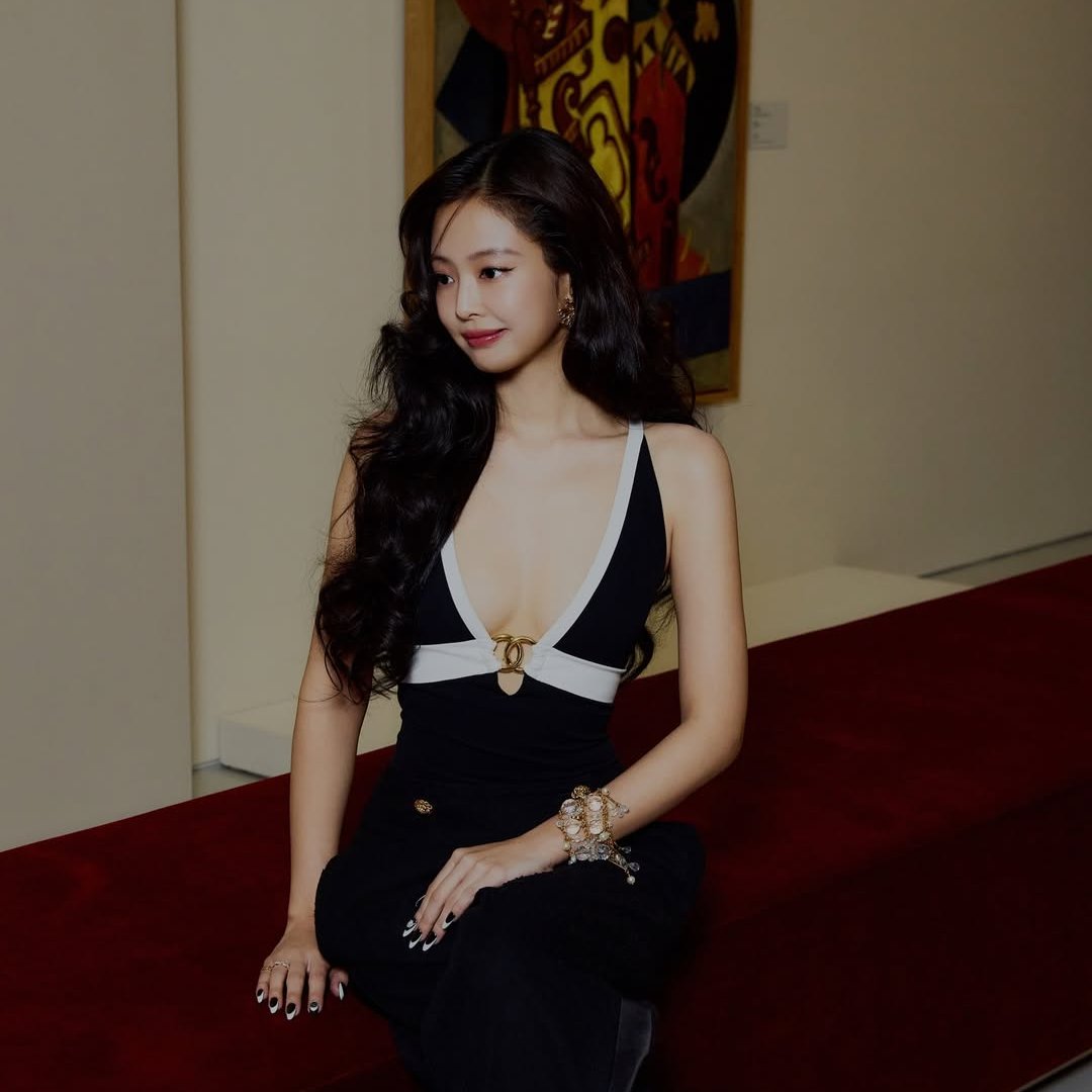 NEWSJENNlE's tweet photo. 📸 260526 #JENNIE attends the CHANEL Métiers d’art 2026 show (via jaylim1)

JENNIE CHANEL IN SEOUL
#CHANELMetiersDArt
#JENNIE #CHANEL https://t.co/TQgIGRgVLq