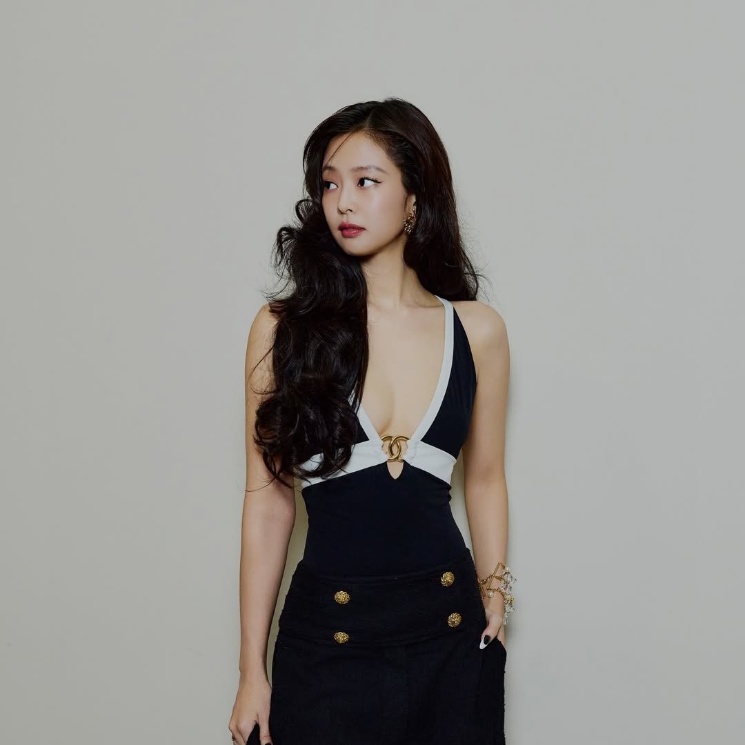 NEWSJENNlE's tweet photo. 📸 260526 #JENNIE attends the CHANEL Métiers d’art 2026 show (via jaylim1)

JENNIE CHANEL IN SEOUL
#CHANELMetiersDArt
#JENNIE #CHANEL https://t.co/TQgIGRgVLq