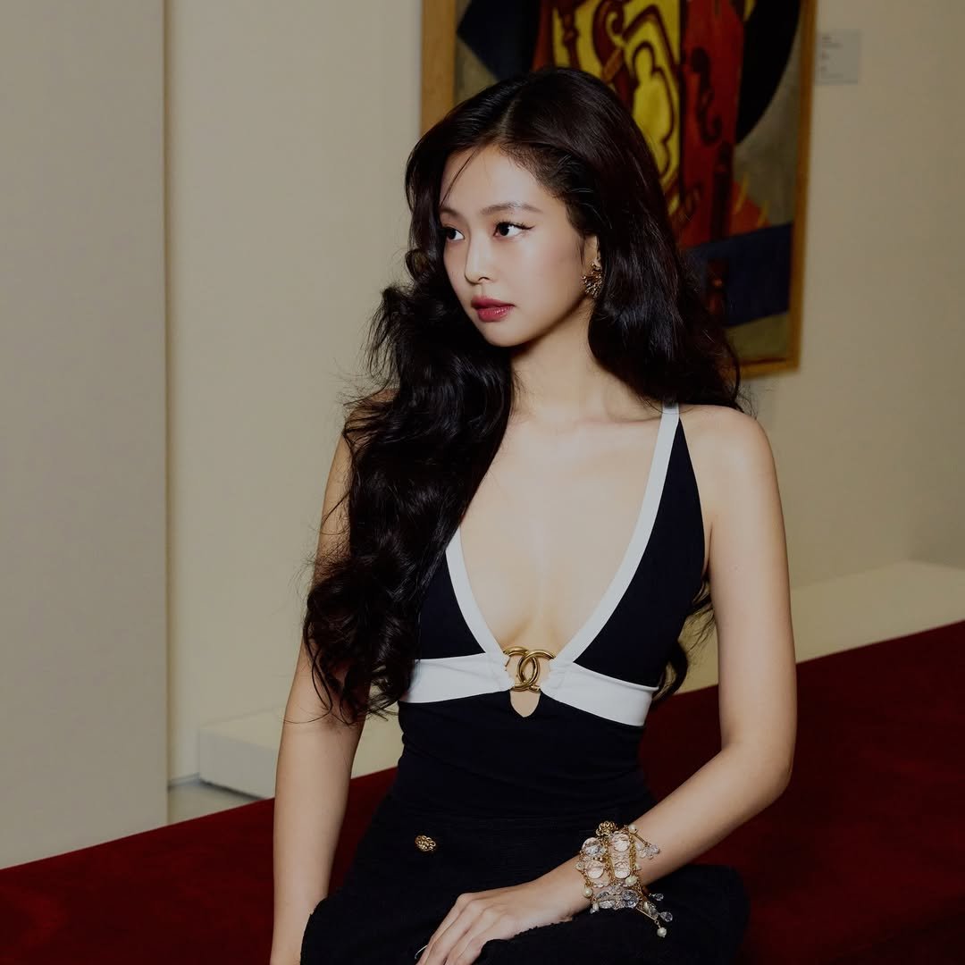 NEWSJENNlE's tweet photo. 📸 260526 #JENNIE attends the CHANEL Métiers d’art 2026 show (via jaylim1)

JENNIE CHANEL IN SEOUL
#CHANELMetiersDArt
#JENNIE #CHANEL https://t.co/TQgIGRgVLq