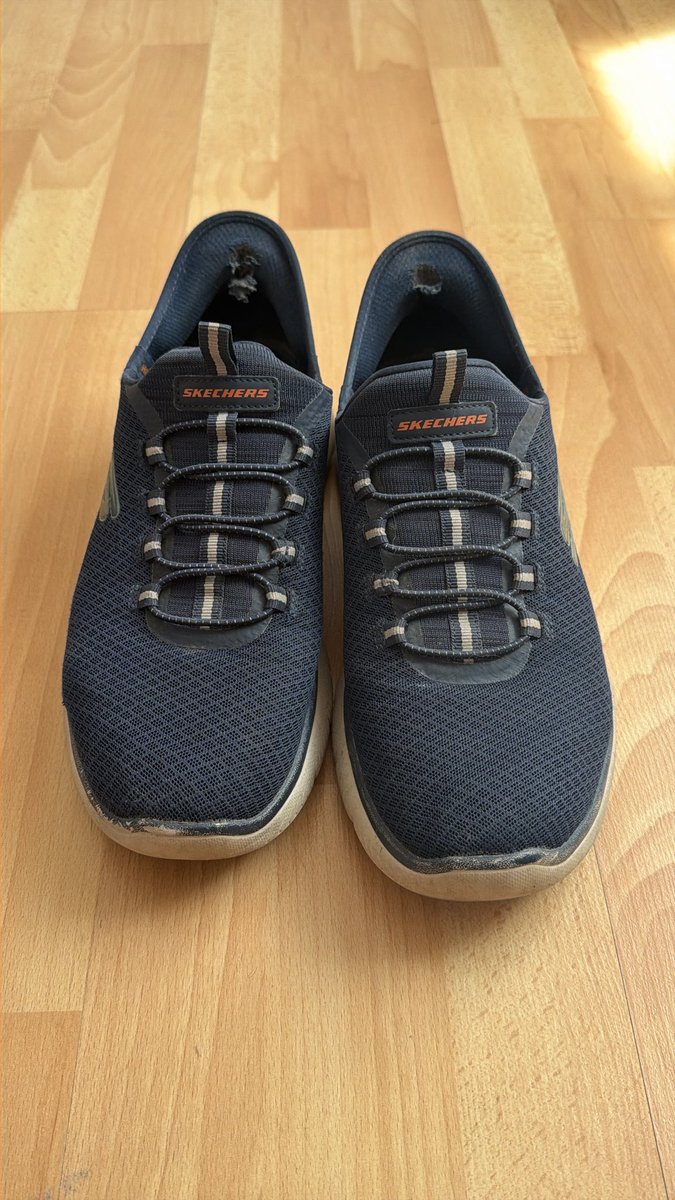 efer31's tweet photo. @SKECHERSUSA Do you consider this to be a normal condition, according to your quality standards? This after wearing the shoes for around fifty days, without ever having washed them? https://t.co/jHfZeiwGaF