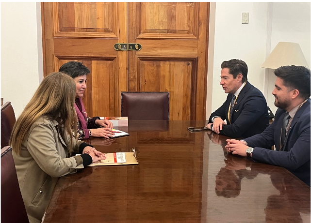 ACN_Chile's tweet photo. Marcela Szymanski, experta en libertad religiosa de visita en Chile se reunió con Cristián Jara, director de @ONAR_Chile quien destacó la solidez y el aporte del trabajo realizado por ACN en materia de libertad religiosa. Conoce su agenda completa: https://t.co/ICjgbHsxsU https://t.co/QsEVlmIqjH