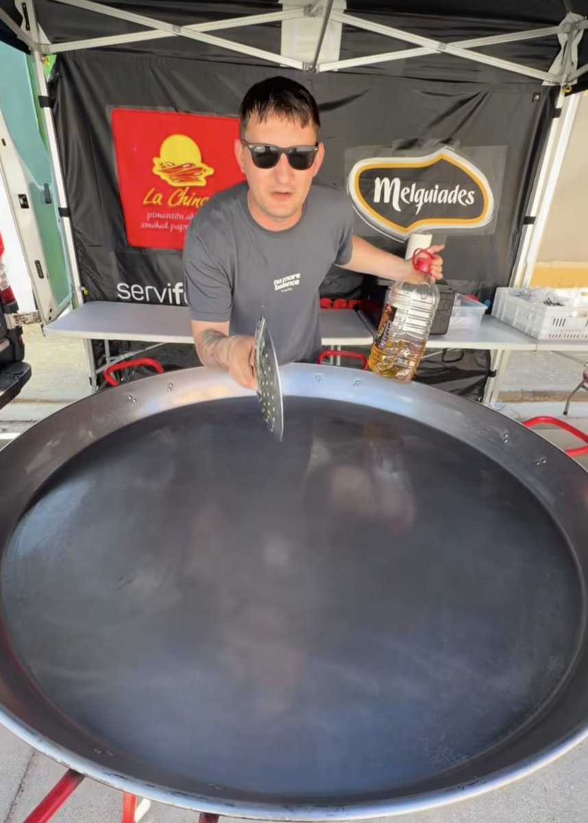 planvex's tweet photo. Engi Ignat es el cocinero zamorano de Cocina Derecho, que acumula cientos de miles de seguidores en las redes sociales con elaboraciones caseras y estará en Plasencia preparando una gran paella solidaria en Ferias.

https://t.co/b6Cu21Pq1D

#Extremadura https://t.co/9Kbz5aCDk4