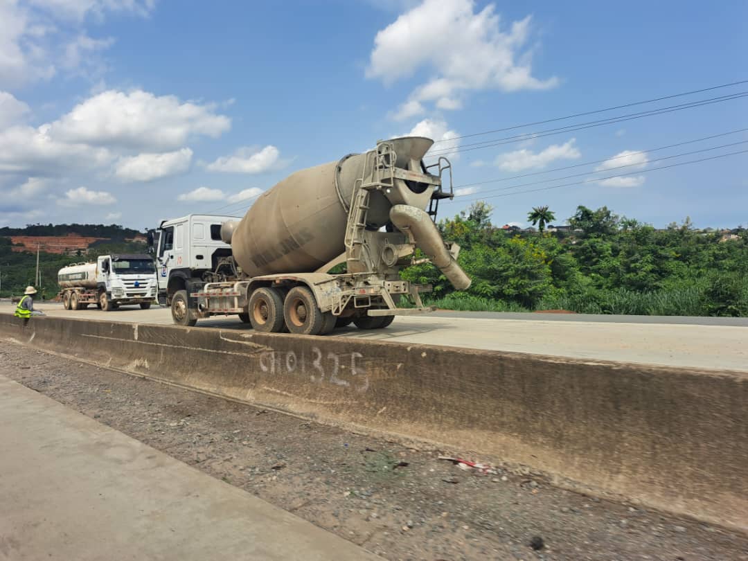 TrackaNG's tweet photo. The Sagamu - Ijebu Ode road, once a major nightmare for commuters and road users, is gradually receiving a much-needed facelift.

This week, our tracking visit shows significant progress on the project. Concrete pavement from the Sagamu Interchange to Delabo Junction has now been fixed on both sides of the road, improving movement along critical sections of the corridor.

🛣️Our findings also revealed that work has progressed beyond Ijebu Ode on one lane of the road, while workers and construction teams were actively seen at different points carrying out repairs and reconstruction across multiple sections. 

🚦Streetlights have also been installed along some parts of the corridor, an important addition expected to improve visibility, safety, and nighttime transportation along the route.

This progress is encouraging considering the economic importance of the road to transportation, trade, and interstate movement.

We will continue monitoring the project to ensure timely completion, quality delivery, and value for public funds committed to the project.

#publicfundsmustworkforthegoodofthepeople