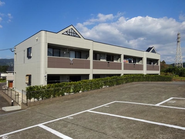 kobayashi_trust's tweet photo. 【異常事態】伊万里で「ペットと暮らせる広い部屋」を探したら、家賃の概念がバグってる物件に出会いました🐶🐱💸

「ペット可物件って高そう…」 「同棲するなら広いリビングと綺麗なキッチンは妥協できない」 「でも初期費用と月々の生活費はなるべく抑えたい！」
そんなワガママな願いを叶えるどころか、斜め上をいく提案をしてくる「家賃崩壊アパート」をご紹介します。正直、このキャンペーンはやりすぎです😂

今回のイチオシ：『コンフォール・せいら』

🐾 1. 待望の「ペット飼育可（小型犬・猫）」×「重層長屋」 大好きなワンちゃん・ネコちゃんと一緒に暮らせる貴重な物件！ しかも重層長屋（各戸の独立性が高い構造）なので、普通の賃貸よりも防音に配慮されています。お隣さんへの音漏れを気にしすぎることなく、のびのび生活できるのは嬉しいポイント🐕🐈

🍳 2. 「13帖のLDK」と「カウンターキッチン」の最強コンボ 洋室6.4帖・6.2帖に加えて、なんとリビングは広々13帖！ 人気のカウンターキッチン仕様なので、料理を作りながらリビングにいるパートナーやペットの様子を見守れます。南向きで日当たりも抜群なので、明るいリビングで最高のおうち時間が過ごせますよ☀️👩‍🍳

💥 3. 衝撃の「6ヶ月間 家賃50％減額」キャンペーン ここが一番のバグです。本来の家賃は5.1万円（管理費4,500円）ですが、なんと最初の半年間は家賃が半額になります！ 引越し直後って何かとお金がかかるので、この半年間で家具を揃えたり、貯金に回したりと余裕を持った新生活がスタートできます💰✨

🏠 物件の推しポイントまとめ

所在地：伊万里市大川内町丙
交通：JR筑肥線 上伊万里駅 徒歩11分
間取り：2LDK（洋 6.4･6.2 LDK 13）/ 57.85㎡ 
設備：バス・トイレ別、浴室乾燥機、温水洗浄便座、TVモニターホン、カードキー🔑 環境：スーパーやコンビニも近くてお買い物ラクラク！🛒
これだけの広さと設備、そして「半年間家賃半額」という特大ボーナス付き。この条件、控えめに言って「見つけた者勝ちのスーパーチャンス」です🌪️

「うちのペットは大丈夫？」「半額ってことは初期費用いくらになる？」と気になった方は、迷わずDMまたは公式HPへ！✉️💨
「Xで伊万里の家賃半額2LDK見た！」と伝えていただければ、小林トラスト不動産のプロが爆速でご案内します🤝✨
#伊万里 #二人暮らし #お部屋探し #カウンターキッチン #ペット可 #家賃半額 #コスパ最強 #佐賀移住 #上伊万里 #神物件

https://t.co/i0m7qvEY9v
