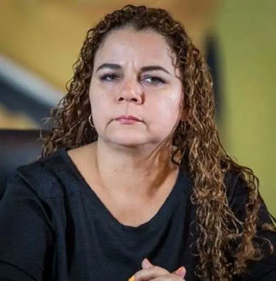 Elizza0606's tweet photo. Bueno bueno ,hoy le toca el turno a la malandra guerrillera 
María Iris Varela Rangel
señalada de ser el enlace entre la guerrilla del ELN y Nicolás Maduro
La misma aparece en informes de inteligencia de al menos tres países.
Designada en el 2011 como ministra del Poder Popular al Servicio Penitenciario de Venezuela. 
Fue acusada de armar y estar a cargo de los llamados colectivos chavistas, que actúan como paramilitares en la frontera.
Según algunas fuentes tenía relación con el pran  Teófilo Rodríguez, alias 'Conejo', cabecilla de una de las pandillas o pranes que controlaban prisiones y que cumplirían misiones secretas para Maduro e Iris  a cambio de privilegios carcelarios.
Se le Vincula con el crimen organizado y terrorismo: Informes de inteligencia la han señalado como enlace con grupos irregulares como el ELN y bandas criminales transnacionales.
Violación de Derechos Humanos: Se le responsabiliza por la crisis del sistema penitenciario, el maltrato a los reclusos y por permitir que operaran redes de extorsión, secuestro y tráfico de armas desde las prisiones.
Enfrenta múltiples sanciones y vetos internacionales, como la prohibición de ingresar a países de la OEA, Argentina y Panamá, así como la posibilidad de una alerta activa de Interpol.
Fue quien evitó la entrada de la ayuda humanitaria Venezuela en  la frontera entre Venezuela y Colombia,con la ayuda de los colectivos chavistas,  por medio de la violencia y produjeron disturbios en medio de los cuales uno de los camiones fue incendiado.
Fué Iris Varela quien impuso su propia ley y decidió por encima de jueces y fiscales la libertad, los beneficios y los traslados de miles de presos, incluyendo narcotraficantes.
Usó delincuentes comunes como fuerza de choque, los convertió en sus  guardaespaldas y enviados a golpear, torturar a  secuestrados  políticos. 
Hoy Iris  Varela es diputada. Y tuvo que votar a favor de la Ley de Amnistía.Pero que haya votado no la absuelve,ni le borra los crímenes de lesa humanidad 
No prescribe la tortura. No prescribe la responsabilidad.
La culpa sigue intacta.Ella es una guerrillera malandra ,Del régimen dictador 
Carcel para todos los culpables de las torturas de presos políticos