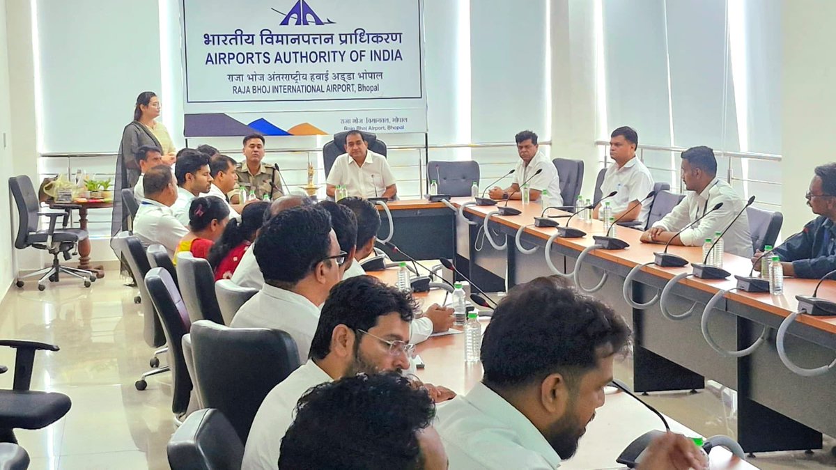 aaibplairport's tweet photo. आज दिनांक 26 मई 2026 को भाविप्रा, राजा भोज विमानतल, भोपाल कार्यालय में एक दिवसीय हिंदी कार्यशाला का आयोजन किया गया, जिसमें कार्यालय के अनेक कार्मिकों ने सहभागिता की। @MoCA_GoI @AAI_Official @aairedwr https://t.co/BYF5JJKvyT