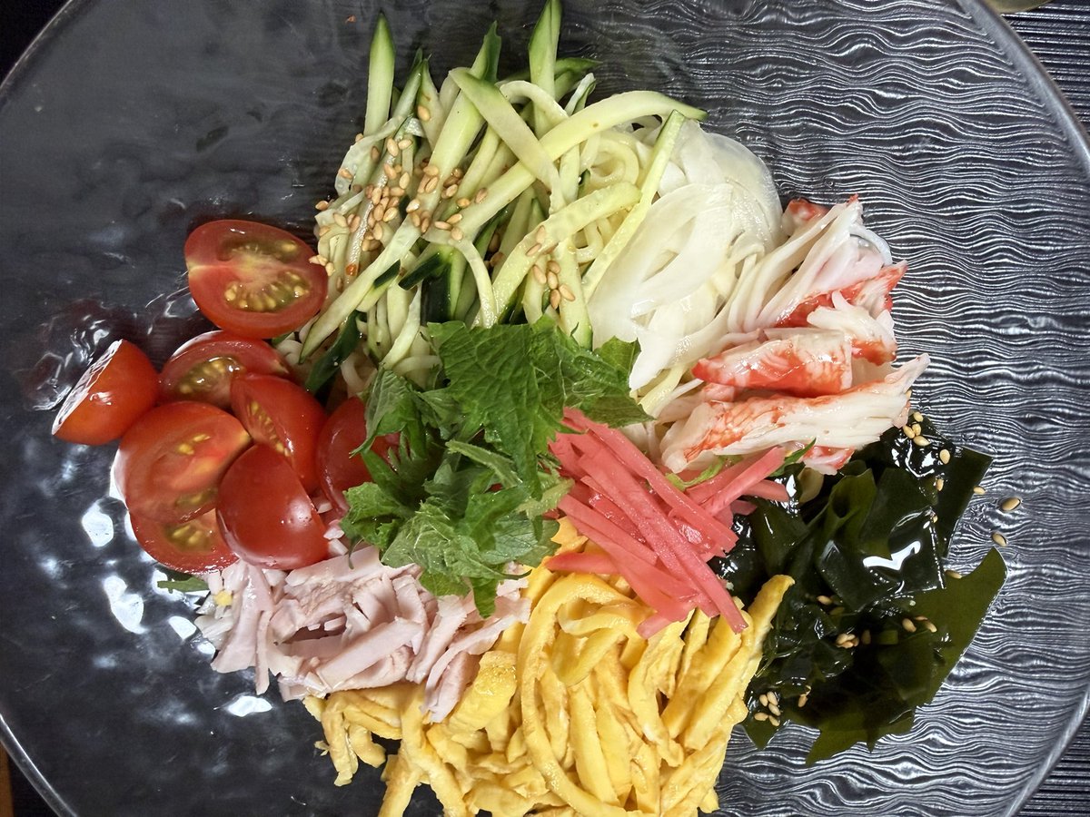 HappyGoLuckyAw's tweet photo. 火曜日お疲れ様でした

今夜は鯛の昆布締め、
蕨を揚げで巻いた煮物、
冷やし中華を

蕨は山菜採りに行った友人が
茹でて送ってくれたもの
嬉しい♡

明日も穏やかに…
おやすみなさい https://t.co/USmloOihLo