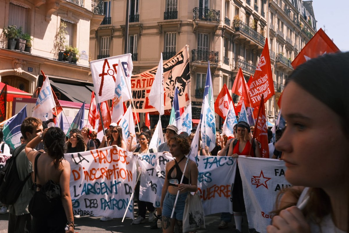 unefnanterre's tweet photo. 🔥👊 PLUS DE 400 PERSONNES EN GRÈVE ET EN MANIFESTATION AUJOURD'HUI CONTRE LA HAUSSE DES FRAIS DE SCOLARITÉS POUR LES ÉTUDIANTS ÉTRANGERS ! 

👊 Contre leurs politiques racistes, austéritaires et guerrières, luttons ensemble ! 

📍Prochain RDV au rassemblement le 28 Mai, 16h à la Place de la Sorbonne, à l'occasion du colloque donné par le.ministre de l'enseignement supérieur, soyons nombreux à manifester ! 

📍Puis le RDV en manifestation le 20 juin, contre toute les répressions, politiques et syndicales, au départ du siège de la banque postale de paris jusqu'au ministère du Travail en passant par le Ministère des affaires étrangères !

On ne lâchera pas ! 👊