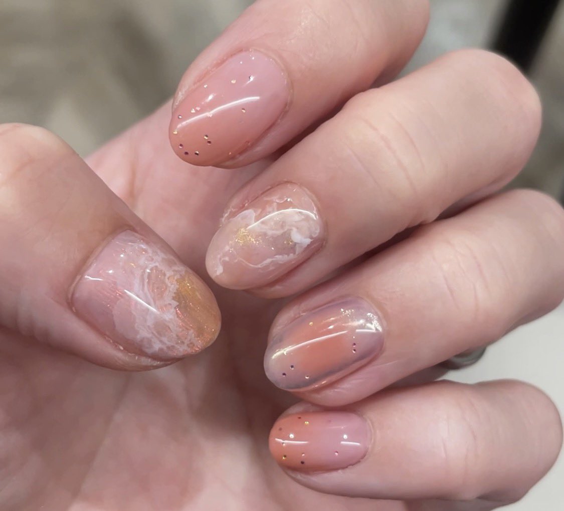 B5trNm's tweet photo. ネイル付け替えました💅
ニュアンスネイル？オーロラの上にチークとかいろいろやってみました🙌
#セルフネイル　#セルフネイラー https://t.co/BpEUURvze7