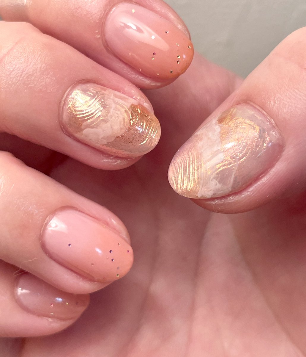B5trNm's tweet photo. ネイル付け替えました💅
ニュアンスネイル？オーロラの上にチークとかいろいろやってみました🙌
#セルフネイル　#セルフネイラー https://t.co/BpEUURvze7
