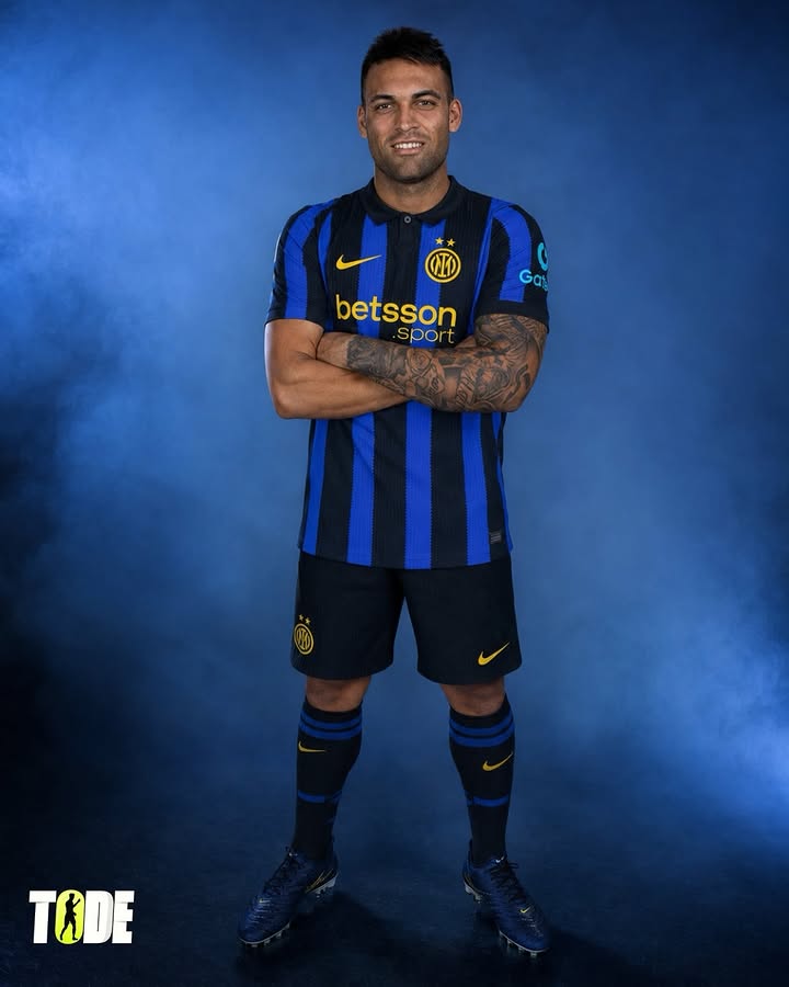 Ham_zee111's tweet photo. 8. Inter Milan home kit 🐍 https://t.co/9fg2tLm60B