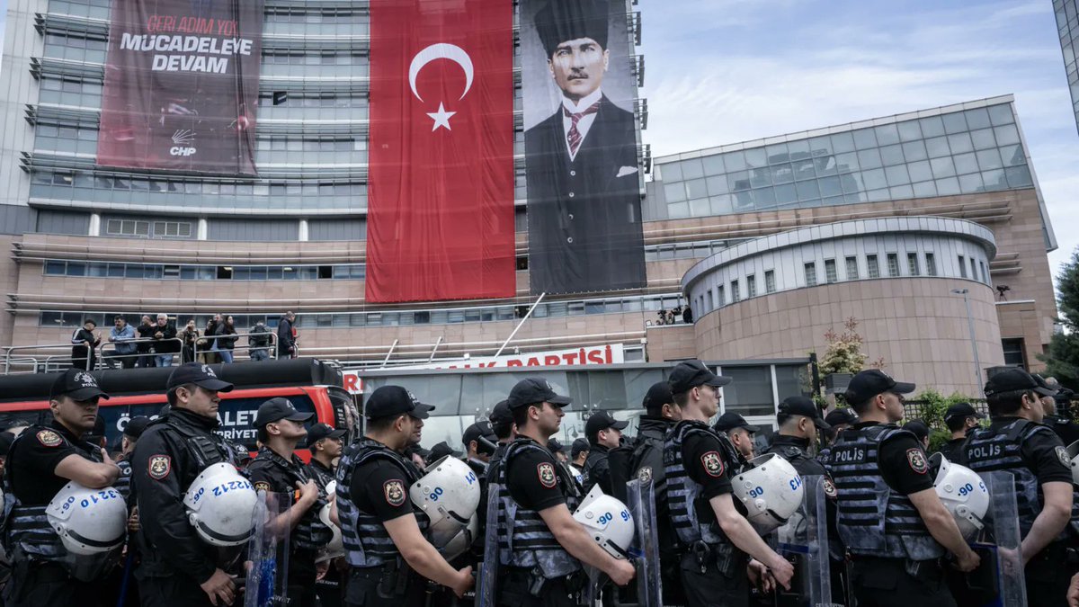 kisadalgamedya's tweet photo. KONDA’nın CHP’de “mutlak butlan” kararına ilişkin araştırması:

📌 Yüzde 52 kararı yanlış buluyor. Doğru bulanların oranı sadece yüzde 11
📌 Her 5 kişiden 3’ü CHP yeni kurultay toplamalı diyor
📌 Yüzde 51 gelişmelerin ekonomiyi olumsuz etkileyeceğini düşünüyor
📌 Yüzde 45 ise CHP Kurultay Davası’nı hiç duymadığını belirtiyor
Araştırmaya göre, “mutlak butlan” kararı toplumda güçlü bir tartışma yaratırken, siyasi belirsizliğin ekonomiye etkisi de seçmenin başlıca kaygılarından biri haline geldi.

https://t.co/2GzWiOtYrg