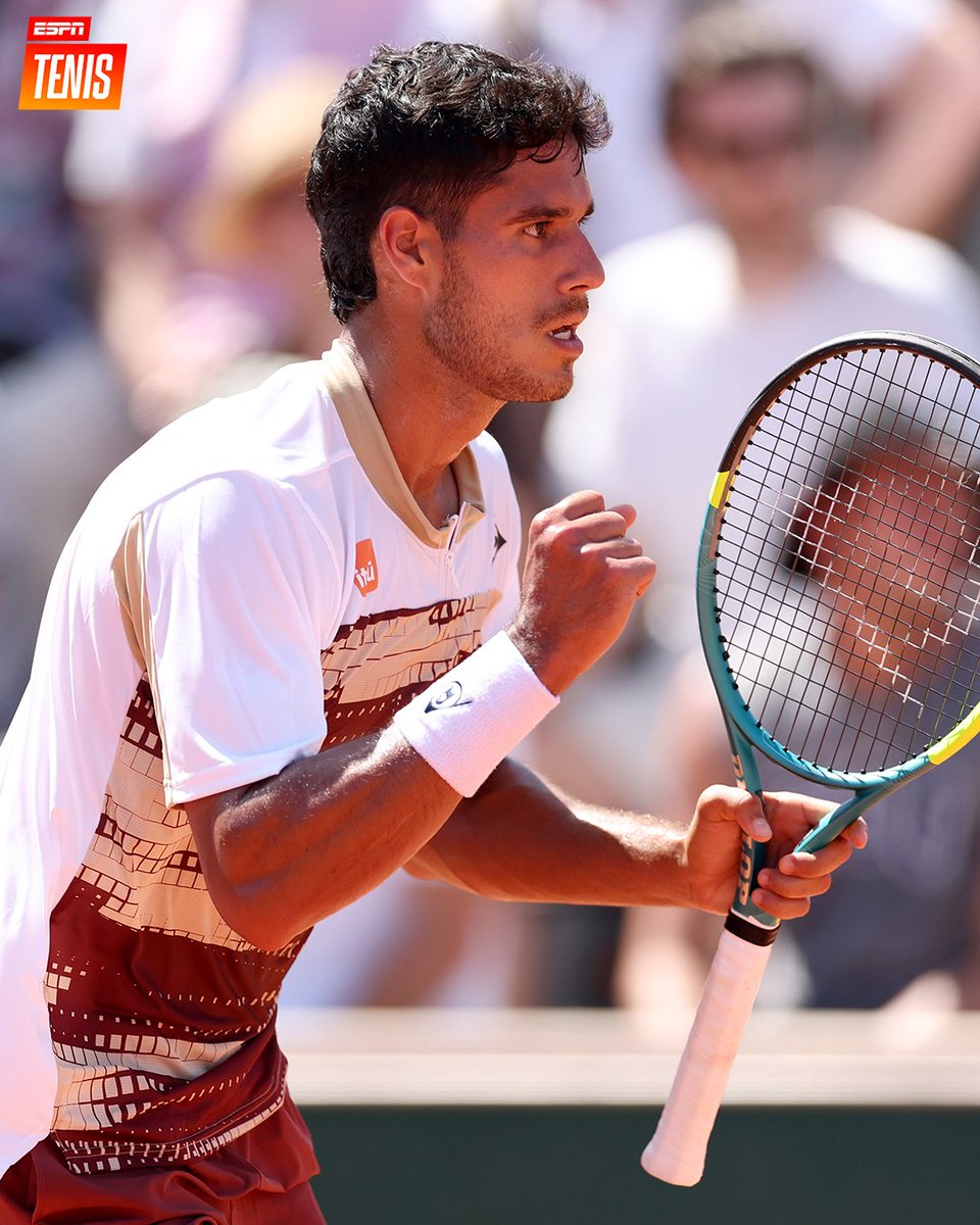 LuanaCareagaPy's tweet photo. ¡HISTÓRICO TRIUNFO! 🎾

👏 El tenista paraguayo Adolfo Daniel Vallejo, que iba ganando por 7-6 (7) y 2-0, clasificó a la segunda ronda tras el retiro de Cameron Norrie por una molestia física. https://t.co/ikpp0TBog1