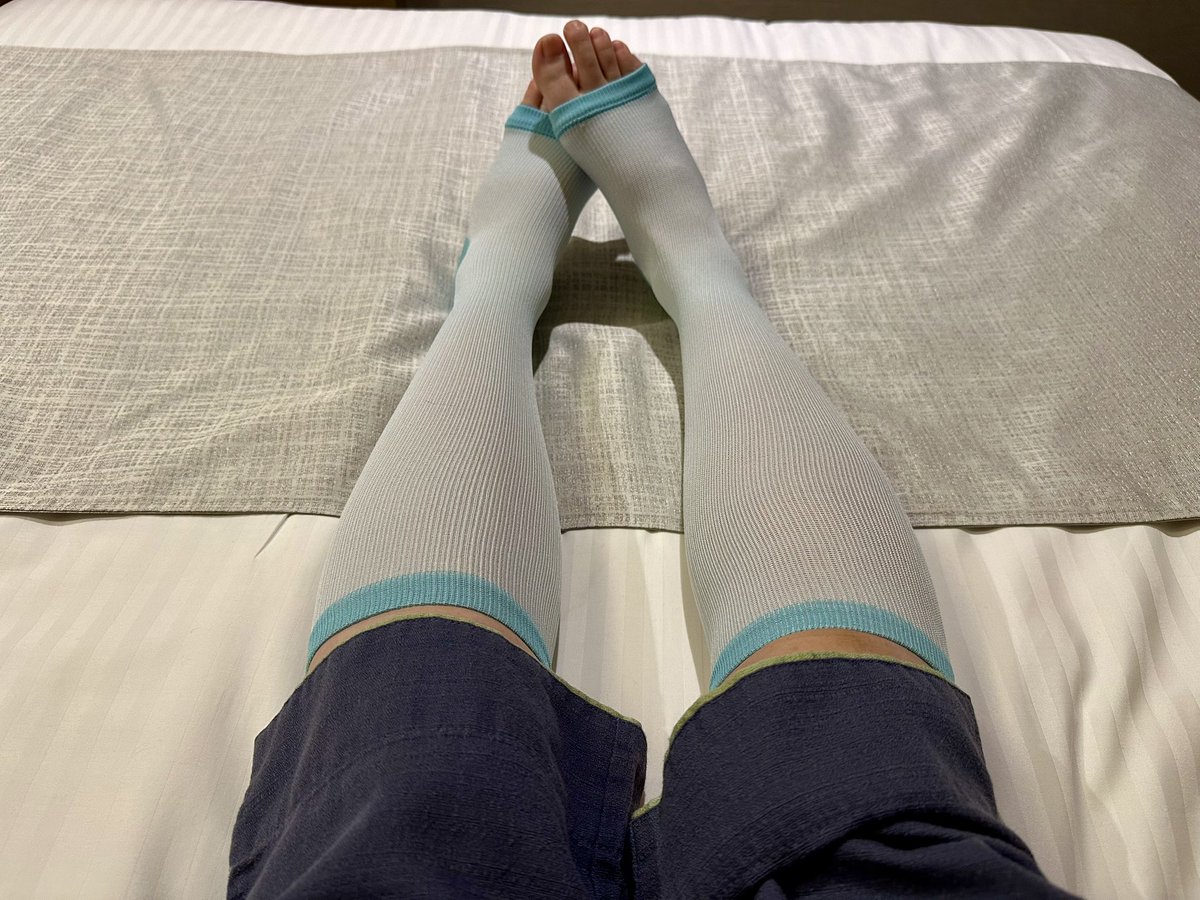 haro_yeah's tweet photo. 今日と明日の私はアミノ◯イタル(運動前／運動後)と入浴とアリナミン錠剤と蒸気でホットアイ◯スクとドンキの激安着圧ソックスで出来ているんだな負けるな年齢にgood night https://t.co/awu51fz5Un