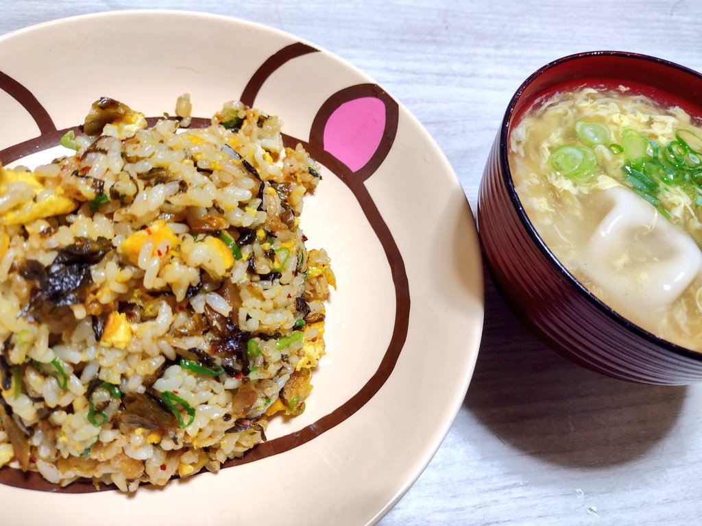 pissouts's tweet photo. さて夜勤も最終日。
高菜チャーハンと
餃子スープ。

何かこう
いつも思うんですが
実物の方が美味そうに見えるんですよ。
でも最近投稿してて気付いた。
1つは撮り方かも。皿とか盛り付けも大事だけど。 https://t.co/ZhfZ69nX6X