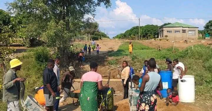 BM3jay's tweet photo. An example of fighting for your poverty 💪 

They are building a bridge for workers ,kids and everyone because the government can't provide anything yet they will ask u to vote for them https://t.co/nqDfTkHD7w