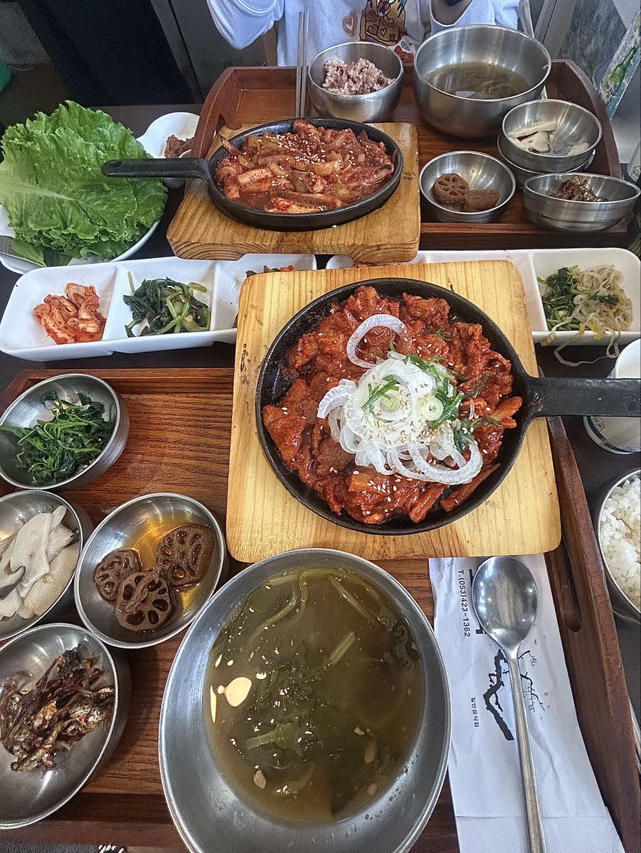 eetiov's tweet photo. 사진 대충 찍고 먹느라 이런거밖에 없지만 추천하고싶어서.. 
더현대 뒤 >> 다미한식도시락 << 
백반 9천원인데 밥이랑 쌈채소 반찬 다 무한리필 
너므너므 좋아서 요즘 거의 매주 가는듯 .. 🤤 https://t.co/RCkxKShmnt