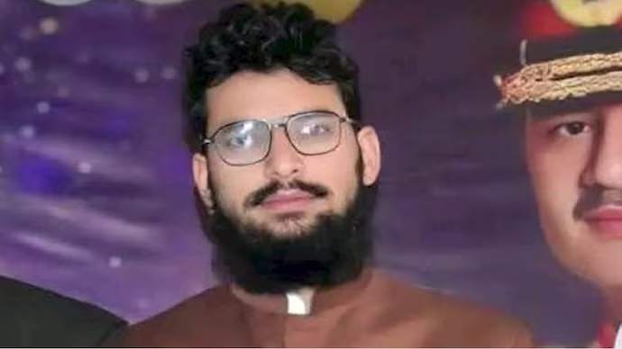 IndiaToday's tweet photo. Pulwama mastermind's video holding AK-47 exposes Pak's 'school principal' claim
Read More: https://t.co/k6kU0VTzi7
#PulwamaAttack #PulwamaAttackMastermind #HamzaBurhan | @arvindojha https://t.co/MJhnjtJlEr