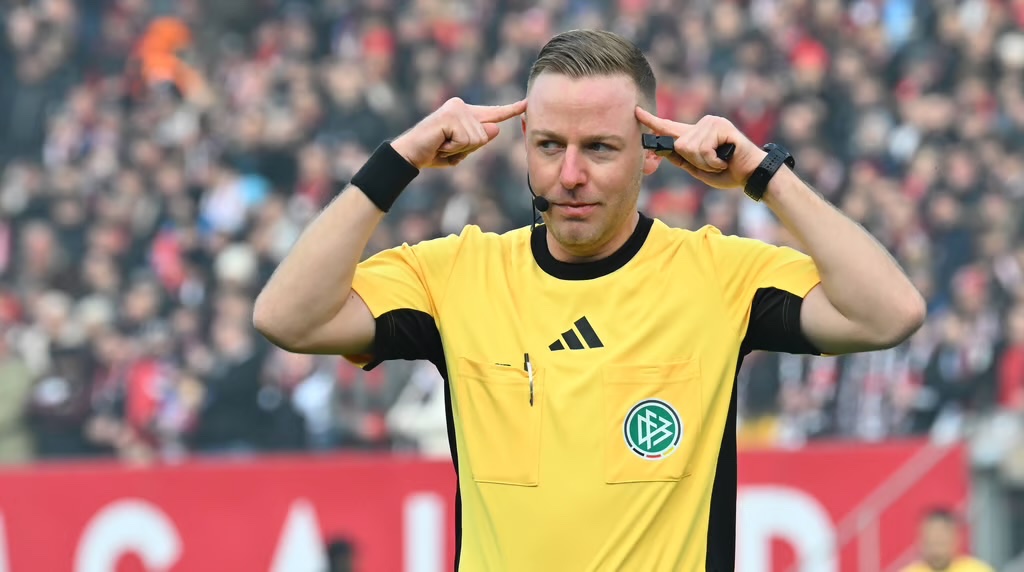 SrAnsetzungen's tweet photo. 3. Liga Aufstiegsspiel, Hinspiel
1. FC Lokomotive Leipzig - FC Würzburger Kickers (Do., 19 Uhr)
🙍♂️: Lars Erbst
🚩: Manuel Bergmann
🚩: Cengiz Kabalakli
4️⃣ : Konrad Oldhafer
#Erbst #LOKFWK #Aufstiegsspiel #3Liga https://t.co/cyNu0HhJaS