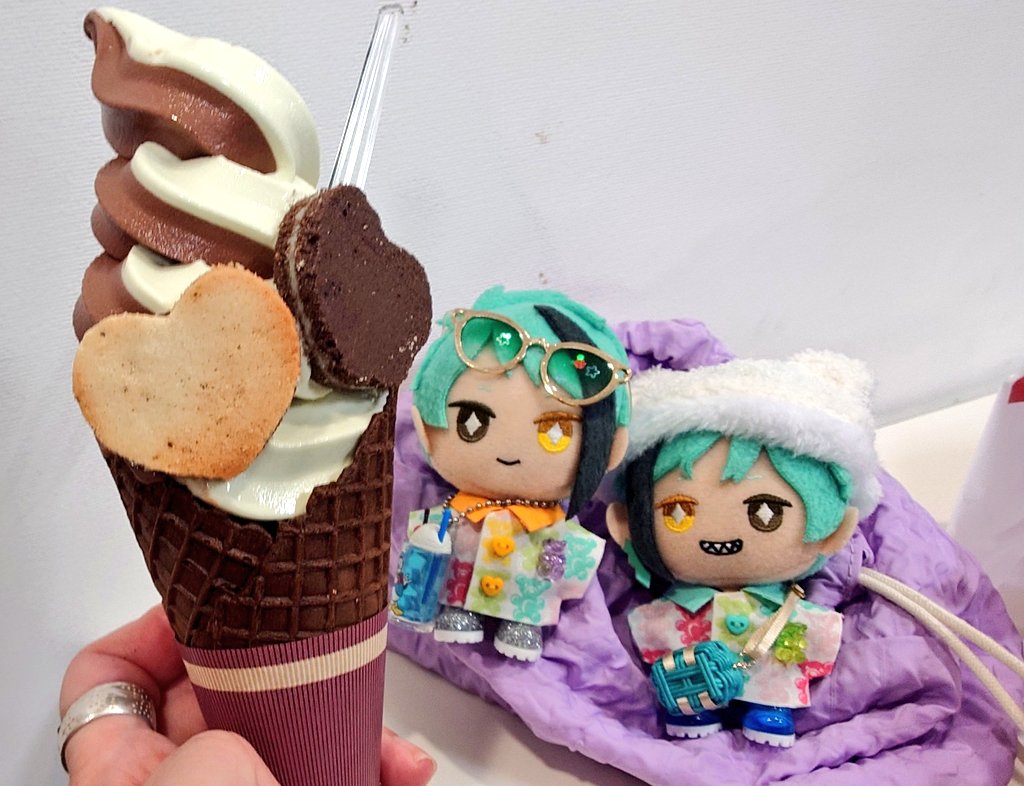 kyont6's tweet photo. これから徒歩で帰るのにめちゃアイスが食べた〜い🥲

から過去のアイスとぬいちゃの写真漁って我慢

🦈🍓とチーズケーキのパフェ♪
🐙 チョコとカシスのパフェ♪
🐬 桃🍑パフェ♪
🦈 チョコミントソフトぉ🍦

そろそろ桃の季節〜
今年はどこに行こうかなぁ〜👣 https://t.co/MzrGPfvxxU