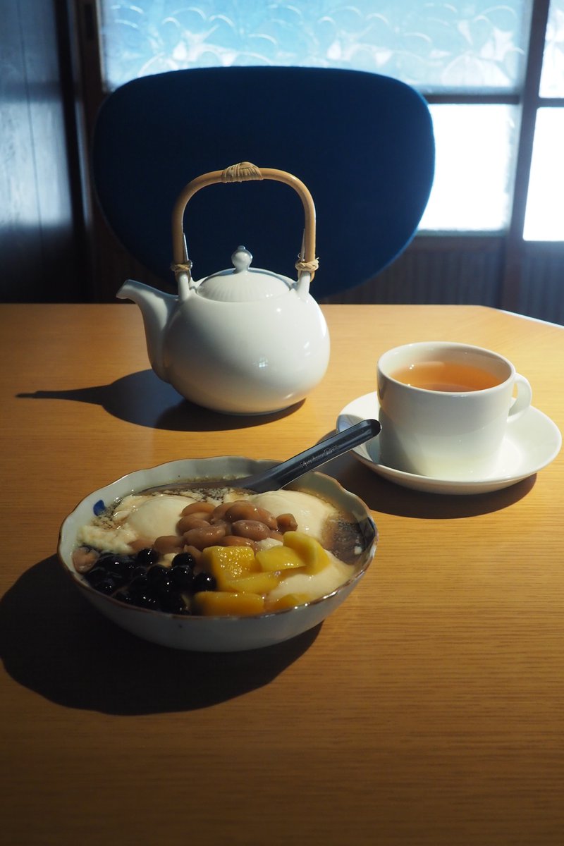 Raygass's tweet photo. ふる里からの帰り道、奥松阪に寄って豆花と発酵茶でまったり。ここはランチオススメではあるけど混むので、ランチタイム終わったティータイムにマッタリするのが真のオススメ。何度か行って色々食べてるけどメニューはどれもレベル高いし、店員さんも感じいいし、近所だったらなと思うお店 https://t.co/TPTYPlgf2o